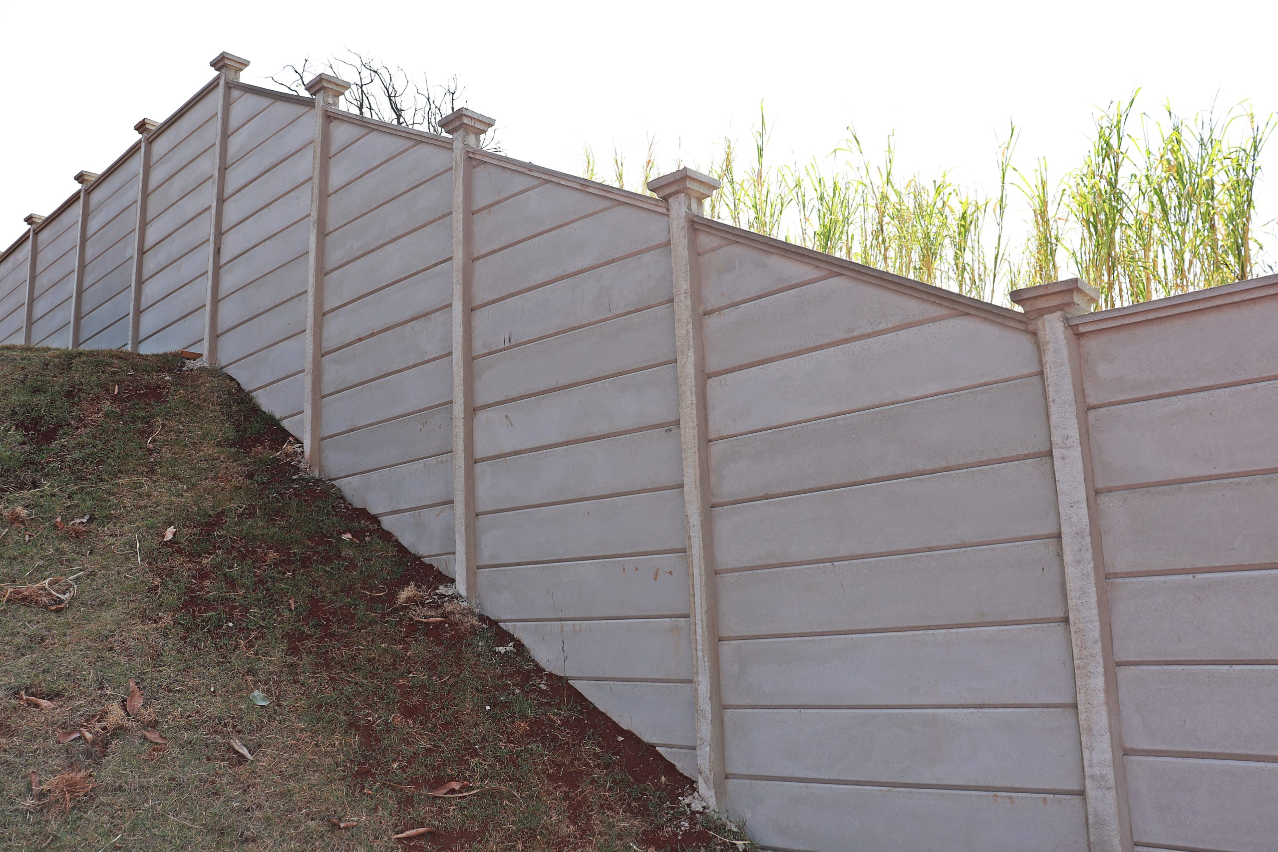 Se você está pensando em adotar a praticidade e a eficiência dos muros pré-moldados para delimitar seu espaço em terrenos irregulares, você está no lugar certo! Aqui, vamos explorar os cuidados fundamentais que você precisa ter durante a instalação dessas estruturas, garantindo não apenas uma instalação suave, mas também a durabilidade e a estabilidade do seu muro ao longo do tempo.