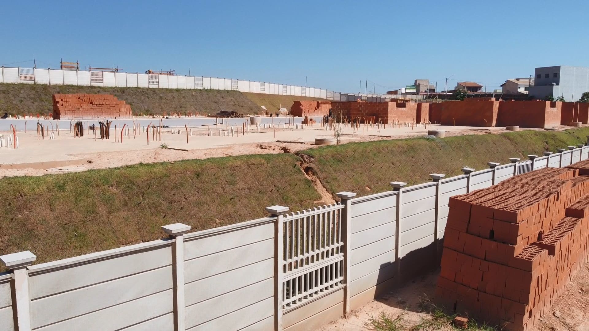 No entanto, uma pergunta que muitas pessoas fazem antes de optar por esse tipo de estrutura é: qual é a vida útil média de um muro pré-moldado?